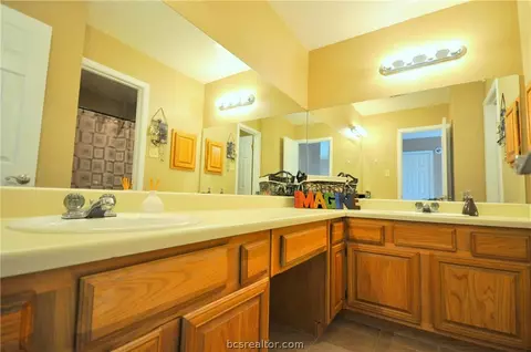 2813 Oakside Dr, Bryan, TX 77802 photo 11