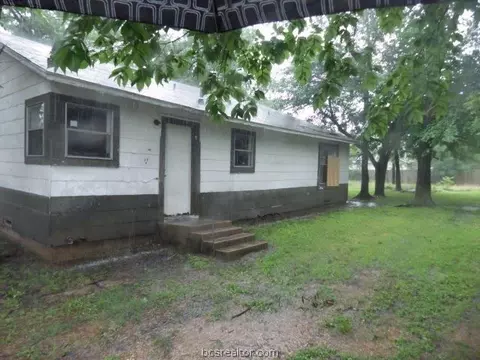 605 E 24th St, Bryan, TX 77803 photo 2