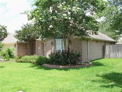 3909 Brighton Dr, Bryan, TX 77802 photo 2