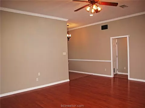 3909 Brighton Dr, Bryan, TX 77802 photo 4