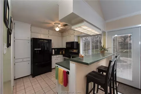 2910 Camelot Dr, Bryan, TX 77802 photo 5