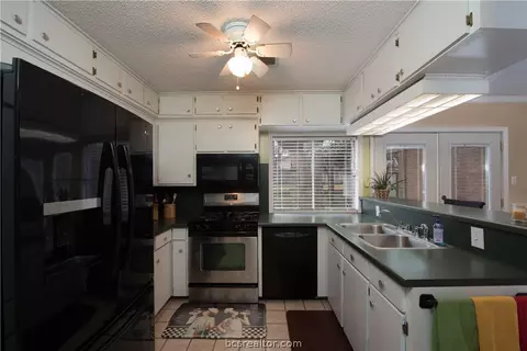 2910 Camelot Dr, Bryan, TX 77802 photo 6