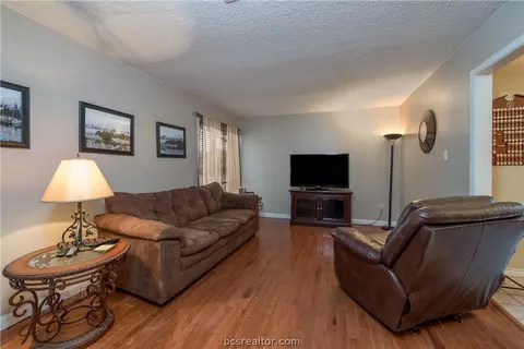 2910 Camelot Dr, Bryan, TX 77802 photo 3