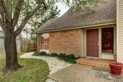 2910 Camelot Dr, Bryan, TX 77802 photo 2