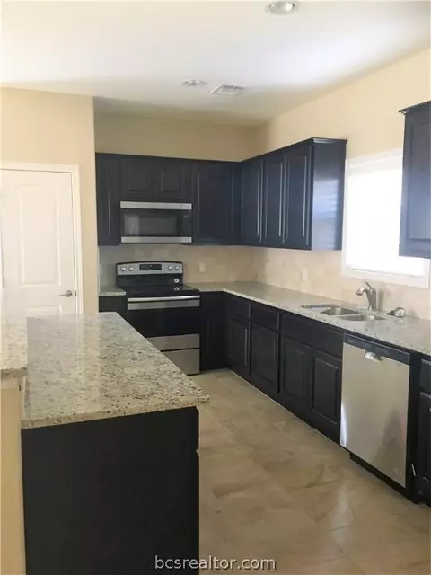 202 Tee Dr, Bryan, TX 77801 photo 4
