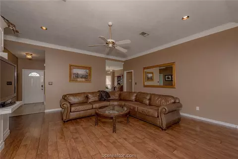 3919 Brighton Dr, Bryan, TX 77802 photo 5