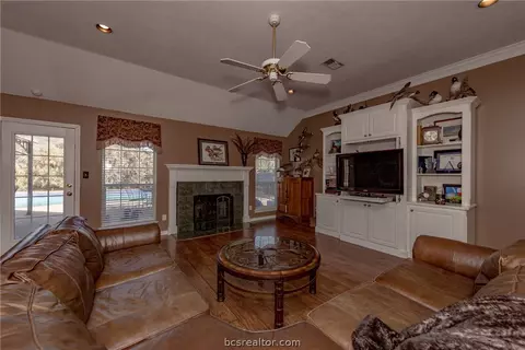 3919 Brighton Dr, Bryan, TX 77802 photo 2