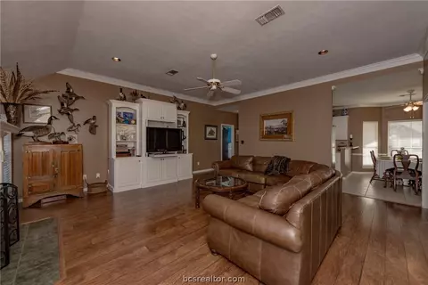 3919 Brighton Dr, Bryan, TX 77802 photo 3