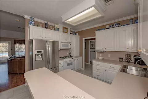 3919 Brighton Dr, Bryan, TX 77802 photo 9