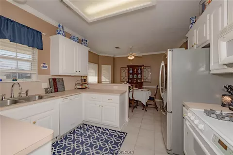 3919 Brighton Dr, Bryan, TX 77802 photo 7