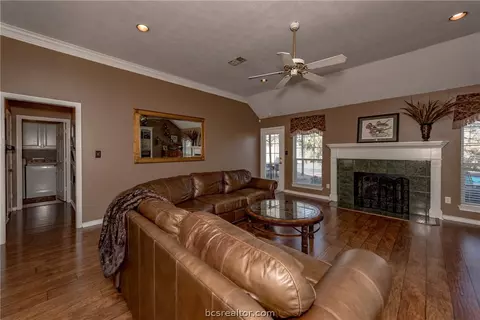 3919 Brighton Dr, Bryan, TX 77802 photo 4