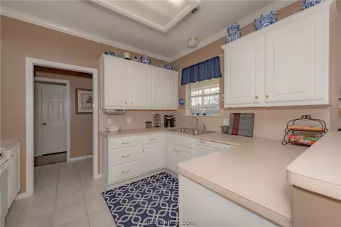 3919 Brighton Dr, Bryan, TX 77802 photo 8