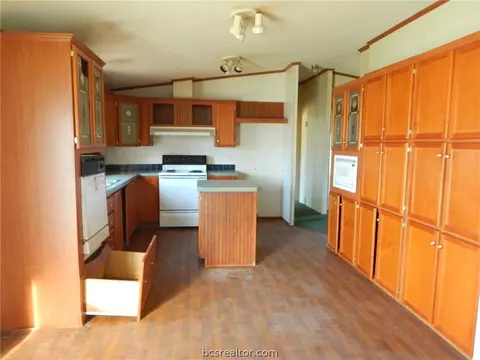 8203 Wixon Oaks Dr, Bryan, TX 77808 photo 3