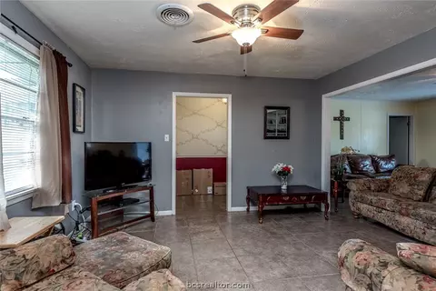 412 Leslie Dr, Bryan, TX 77802 photo 2