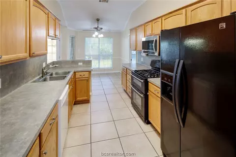 3902 Brighton Dr, Bryan, TX 77802 photo 15