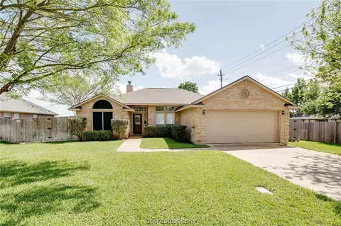 3902 Brighton Dr, Bryan, TX 77802 photo 2
