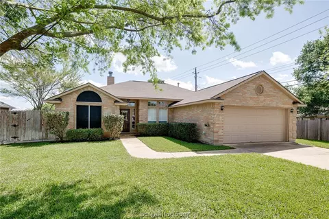 3902 Brighton Dr, Bryan, TX 77802 photo 3