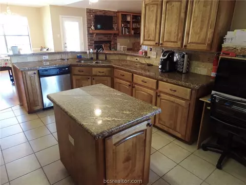 3713 Brighton Dr, Bryan, TX 77802 photo 4