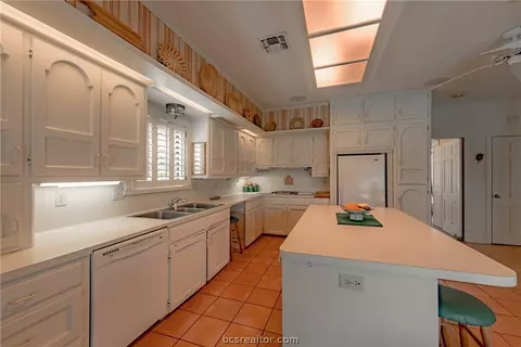 2429 E Briargate Dr, Bryan, TX 77802 photo 4