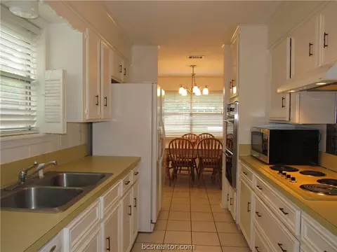 2903 Hillside Dr, Bryan, TX 77802 photo 3
