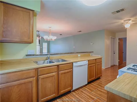 2124 La Brisa Dr, Bryan, TX 77807 photo 9
