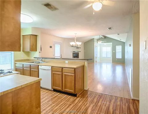 2124 La Brisa Dr, Bryan, TX 77807 photo 10