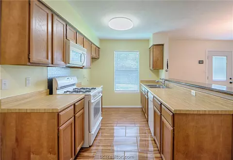 2124 La Brisa Dr, Bryan, TX 77807 photo 6