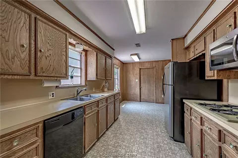 3410 Spring Ln, Bryan, TX 77802 photo 14