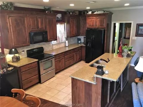 721 N Sharp St N, Franklin, TX 77856 photo 8