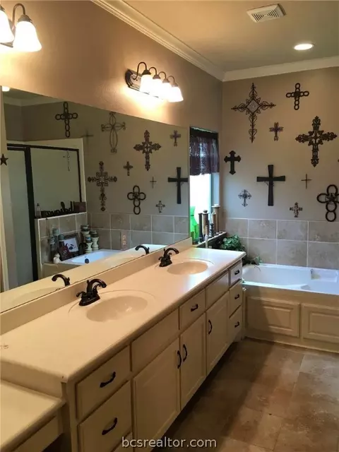 721 N Sharp St N, Franklin, TX 77856 photo 6