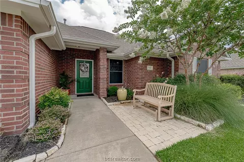 3915 Brighton Dr, Bryan, TX 77802 photo 2