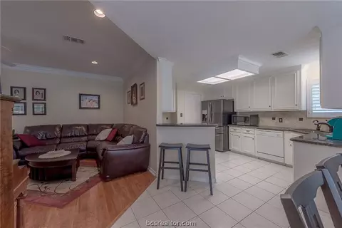 3915 Brighton Dr, Bryan, TX 77802 photo 6