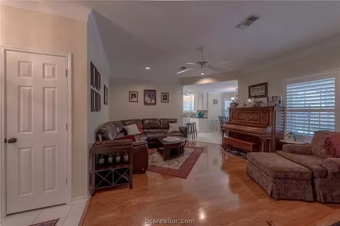 3915 Brighton Dr, Bryan, TX 77802 photo 7