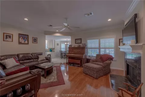 3915 Brighton Dr, Bryan, TX 77802 photo 5