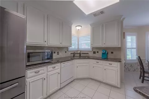 3915 Brighton Dr, Bryan, TX 77802 photo 11