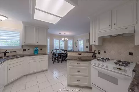 3915 Brighton Dr, Bryan, TX 77802 photo 9