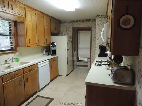 3621 Sierra Dr, Bryan, TX 77802 photo 6