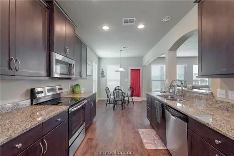 2032 Stubbs Dr, Bryan, TX 77807 photo 8