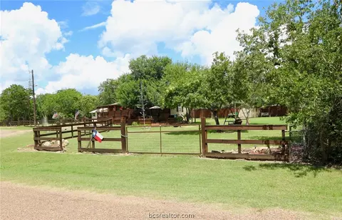 300 Elm Loop, Somerville, TX 77879 photo 3