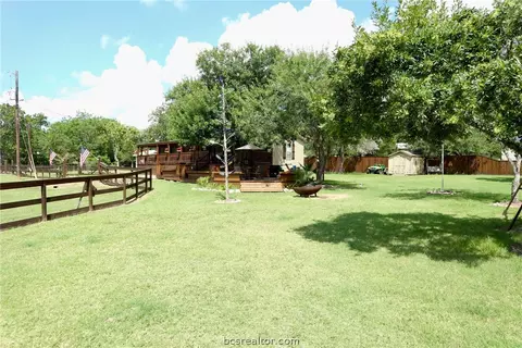 300 Elm Loop, Somerville, TX 77879 photo 4