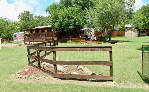 300 Elm Loop, Somerville, TX 77879 photo 2