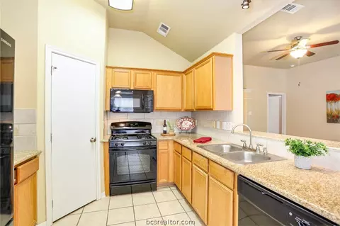 4603 Bluejay Ln, Bryan, TX 77803 photo 4