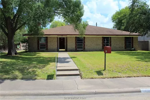 807 Avondale Ave, Bryan, TX 77802 photo 2