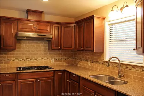 807 Avondale Ave, Bryan, TX 77802 photo 4
