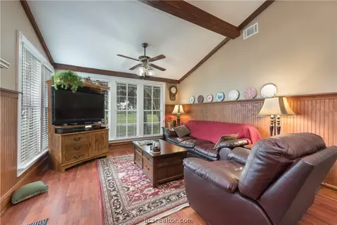 400 E Garrett St E, Calvert, TX 77837 photo 4