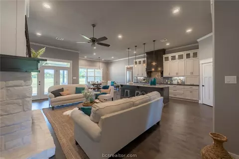 6822 Call Ct, Bryan, TX 77803 photo 4
