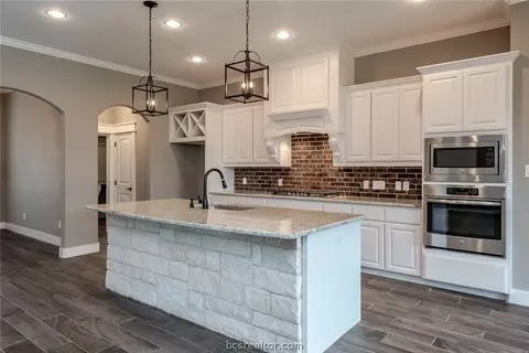 7610 Los Lobos Dr, Bryan, TX 77808 photo 4