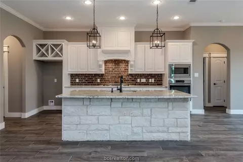 7610 Los Lobos Dr, Bryan, TX 77808 photo 5