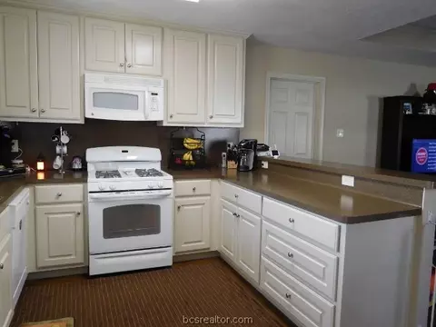916 E 29th St, Bryan, TX 77803 photo 2