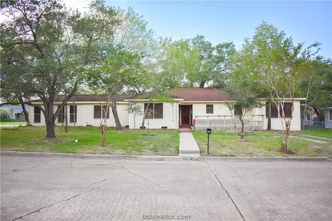 902 North Ave, Bryan, TX 77802 photo 1